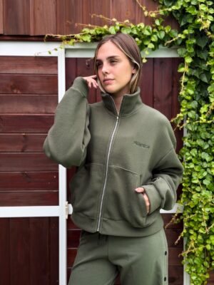 Campera bomber polar con cuello alto y bolsillos